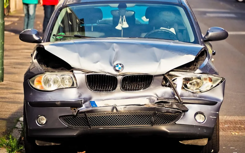 Chauffeur VTC signant un contrat d'assurance professionnelle sur un bureau