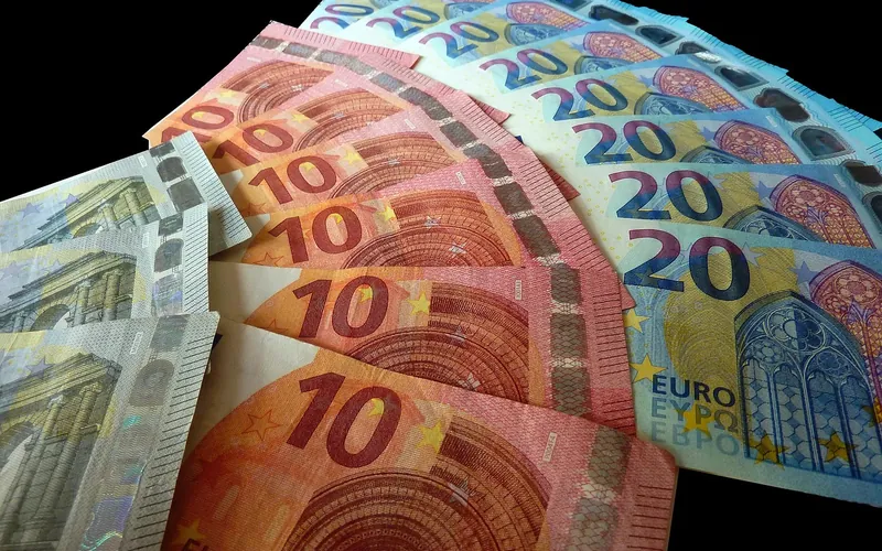Chauffeur VTC calculant son revenu net après charges