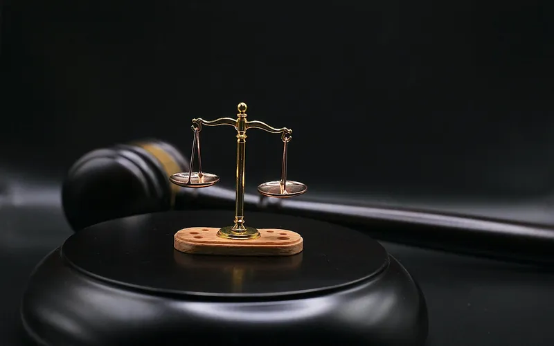 Gestionnaire de flotte VTC analysant des documents administratifs et des tableaux de bord sur ordinateur dans son bureau