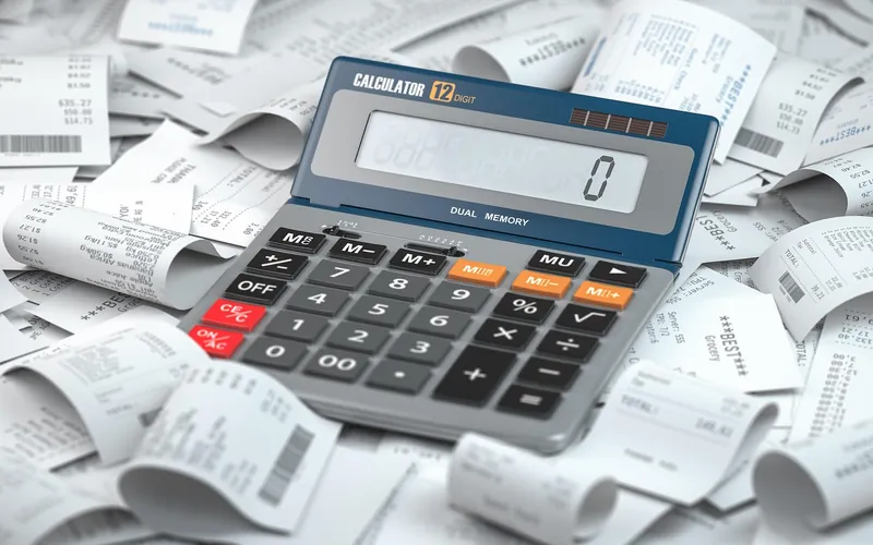 Facture et calculatrice sur le tableau de bord d'un chauffeur VTC