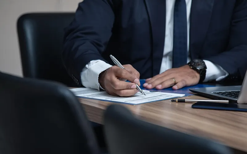 Documents administratifs URSSAF sur un bureau de chauffeur VTC