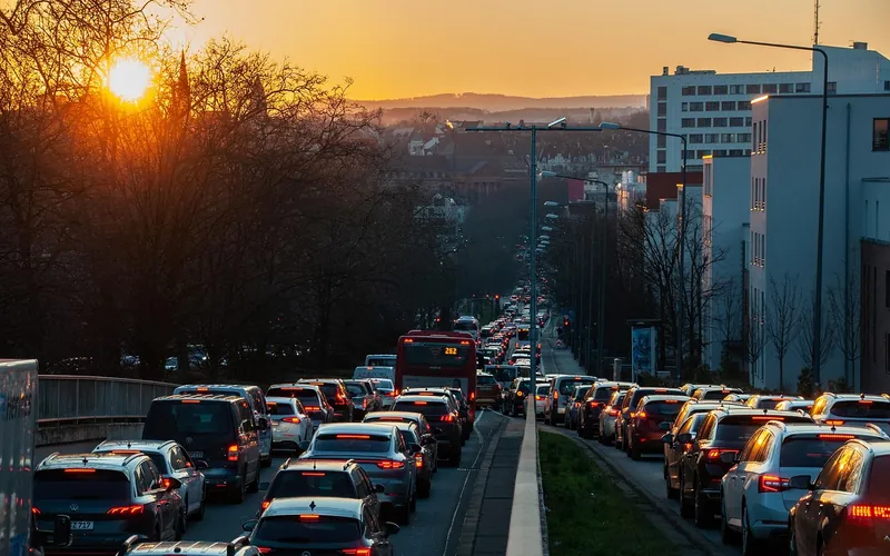 Véhicule VTC circulant dans une avenue urbaine dense, zone à faibles émissions